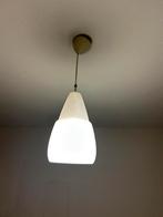 Opaal wit / melkglas glazen lamp. Topstaat. Bieden, Huis en Inrichting, Lampen | Hanglampen, Ophalen, Zo goed als nieuw, Minder dan 50 cm