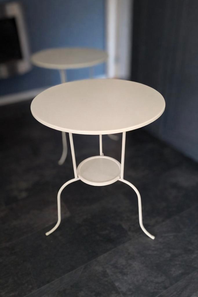 Witte ijzeren sidetables - set van 2, Huis en Inrichting, Tafels | Eettafels, Zo goed als nieuw, Minder dan 50 cm, Minder dan 50 cm