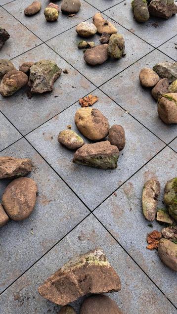Tuin keien beschikbaar voor biedingen