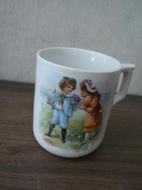Kinderbeker mok beker uit 1932 porselein, Antiek en Kunst, Antiek | Servies los, Ophalen of Verzenden