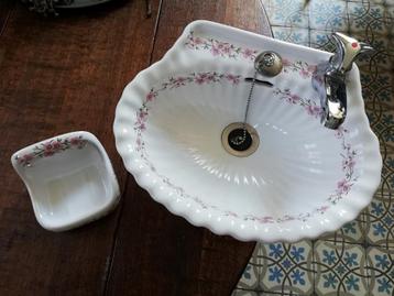 Roze gebloemd fonteintje incl. kraan en zeepbakje beschikbaar voor biedingen