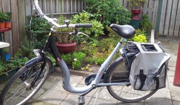 LUXE DAMES FIETS LAGE INSTAP IN PRIMA STAAT,MOOIE BLOUW kl. beschikbaar voor biedingen