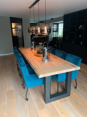 Luxe velvet armstoel; per stoel van €329,- voor  beschikbaar voor biedingen