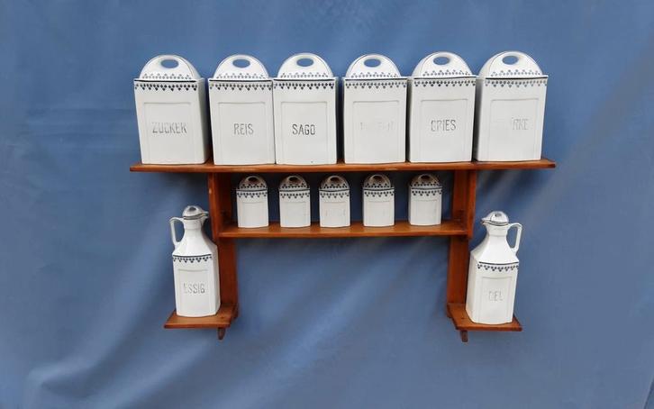 Antiek pottenrek met 11 stenen voorraadpotten en 2 karaffen, Antiek en Kunst, Curiosa en Brocante, Ophalen