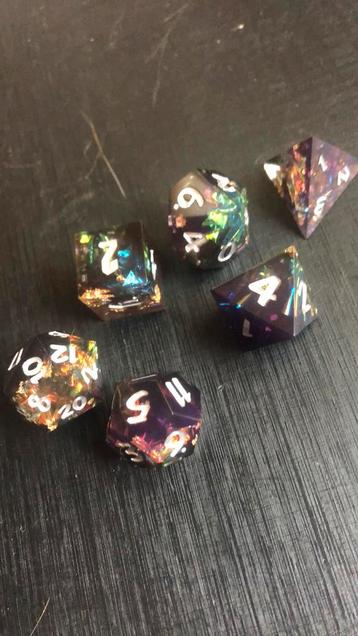 Polydice dnd dobbelstenen set sharp edge paars goud dice