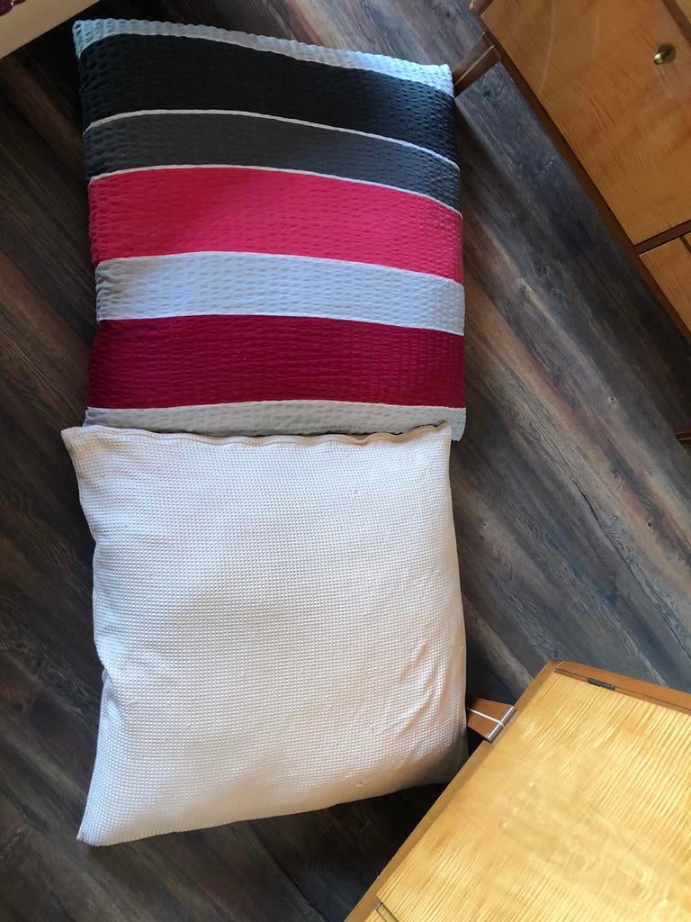 2 Grote woonkussens (74 cm) - Setprijs €10, Ophalen, Zo goed als nieuw, Wit, Vierkant