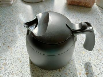 Een zwarte kunststof iso. "Koffie/Theepot". beschikbaar voor biedingen