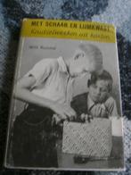Met schaar en lijmkwast, Ophalen of Verzenden, Zo goed als nieuw, Knutselwerk