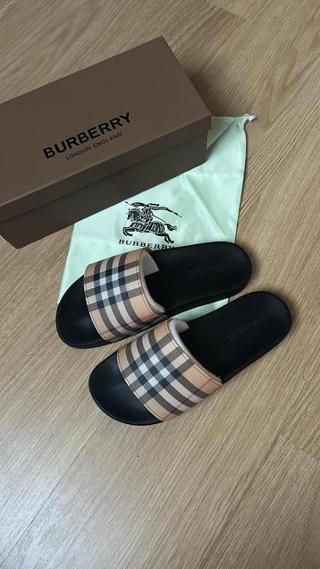 Burberry slide beschikbaar voor biedingen