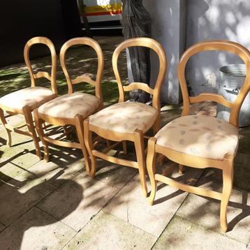 Vier beukenhouten stoelen beschikbaar voor biedingen