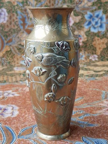 Mooi antiek bewerkt koper vaasje uit Japan 14,8 cm. uit 1900 beschikbaar voor biedingen