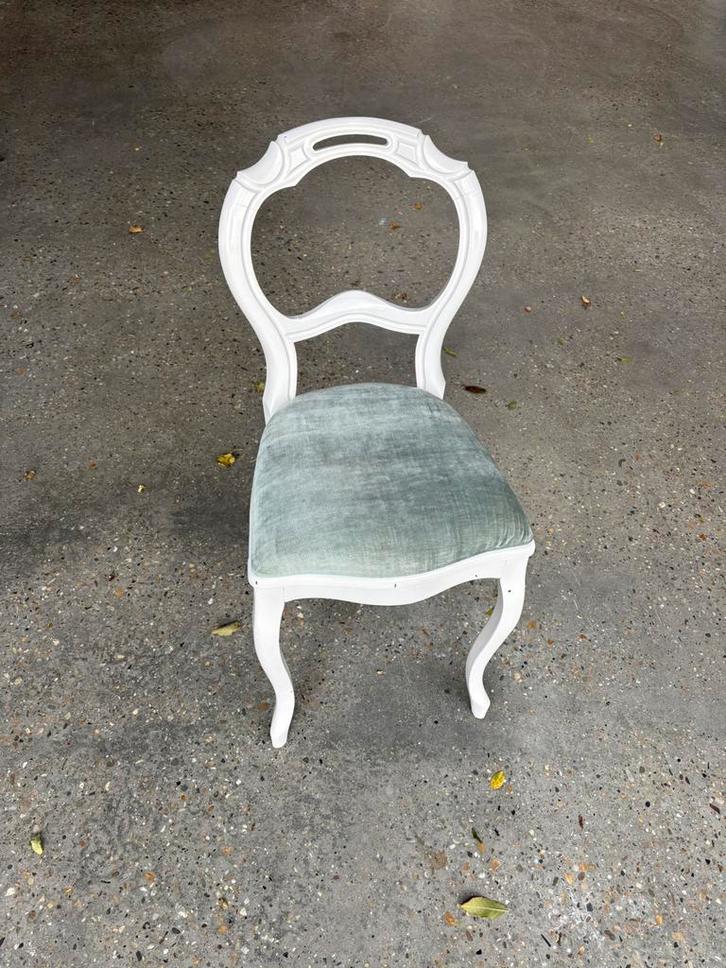 Ouderwetse witte stoel met vast kussen – €150,-, Antiek en Kunst, Antiek | Meubels | Stoelen en Banken, Ophalen