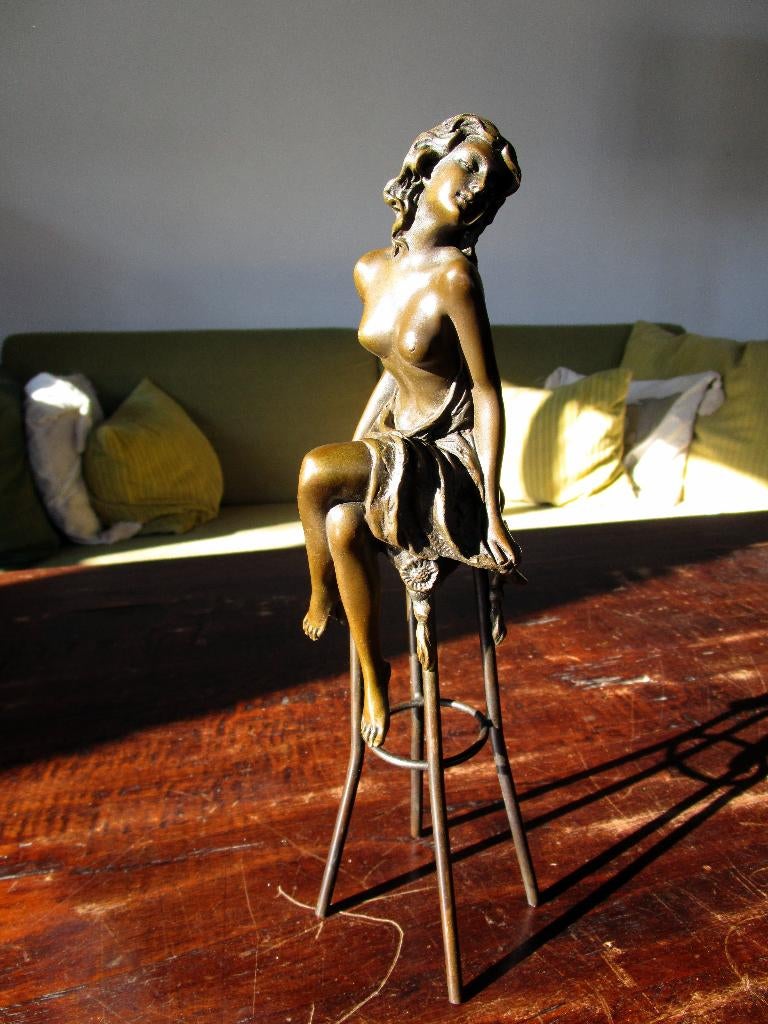 Bronzen beeldje dame op barkruk, P. Collinet, Ophalen of Verzenden, Zo goed als nieuw, Mens