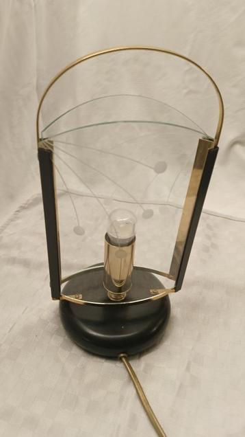 Design tafellamp met gebogen glas en messing details beschikbaar voor biedingen