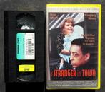 VHS - A stranger in Town - Thriller 1995 Rental / Verhuur, Cd's en Dvd's, VHS | Film, Vanaf 16 jaar, Ophalen of Verzenden, Thrillers en Misdaad