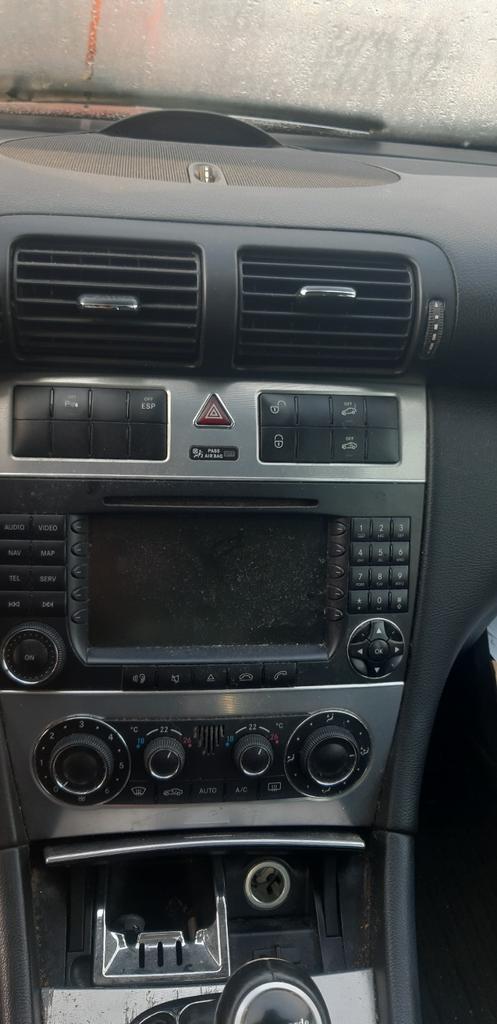 Te koop radio van een Mercedes, Ophalen