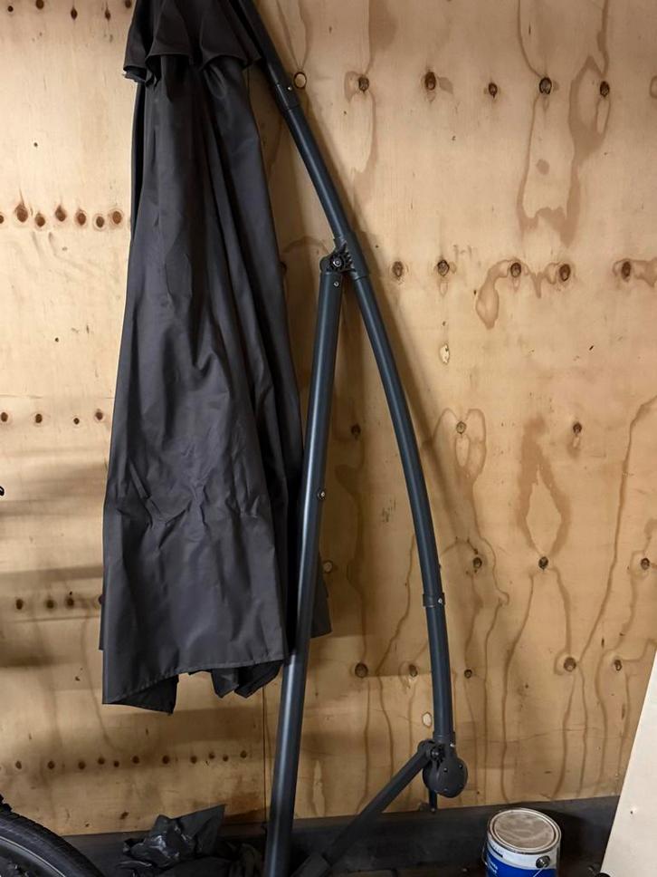 Parasol met voet en steen, Tuin en Terras, Parasols, Gebruikt, Zweefparasol, 2 tot 3 meter, Kantelbaar, Ophalen