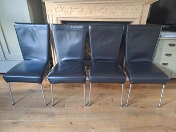 4 lederen eetkamerstoelen met metalen onderstel  beschikbaar voor biedingen