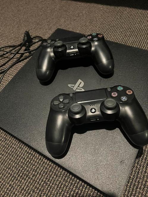 Ps4 pro 1tb met 2 controllers en 3 games, Spelcomputers en Games, Spelcomputers | Sony PlayStation 4, Zo goed als nieuw, Pro, Met 2 controllers