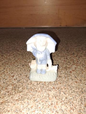 Klein Beeldje - Jongen met Paraplu - 10 cm beschikbaar voor biedingen