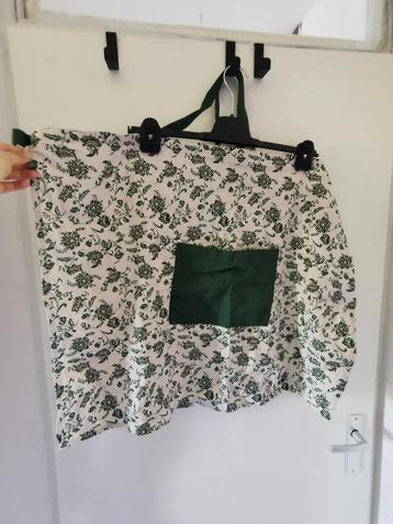 Nieuwe keukenschort met bloemenpatroon beschikbaar voor biedingen