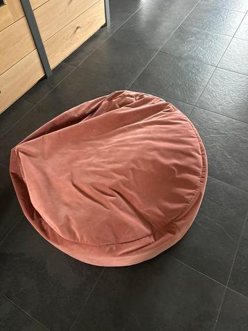 Oud Roze Zitzak beschikbaar voor biedingen