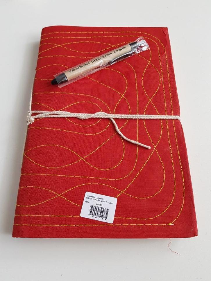 Souvenir uit India: handgemaakte Ghandi diary + pen, Boeken, Overige Boeken, Nieuw, Ophalen of Verzenden
