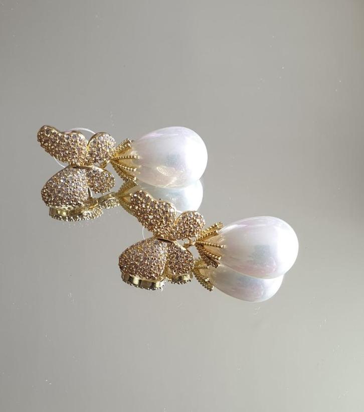 Goudkleurige vlinder oorbellen met druppelvorm parel, Sieraden, Tassen en Uiterlijk, Oorbellen, Nieuw, Knopjes of Stekers, Overige materialen