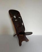 Vintage hardhouten Afrikaanse stoel met fraai snijwerk, Ophalen of Verzenden