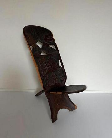 Vintage hardhouten Afrikaanse stoel met fraai snijwerk beschikbaar voor biedingen