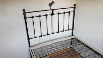 Antiek stalen bed