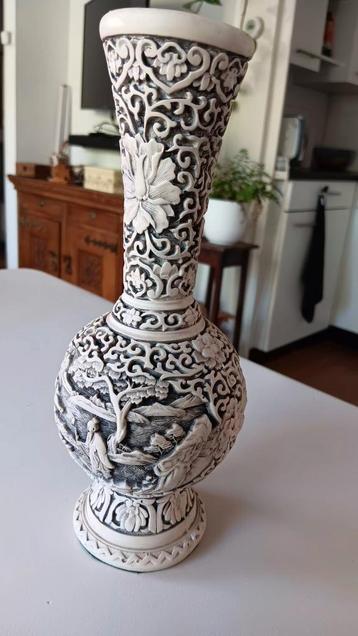 Chinese besneden vaas.
 beschikbaar voor biedingen
