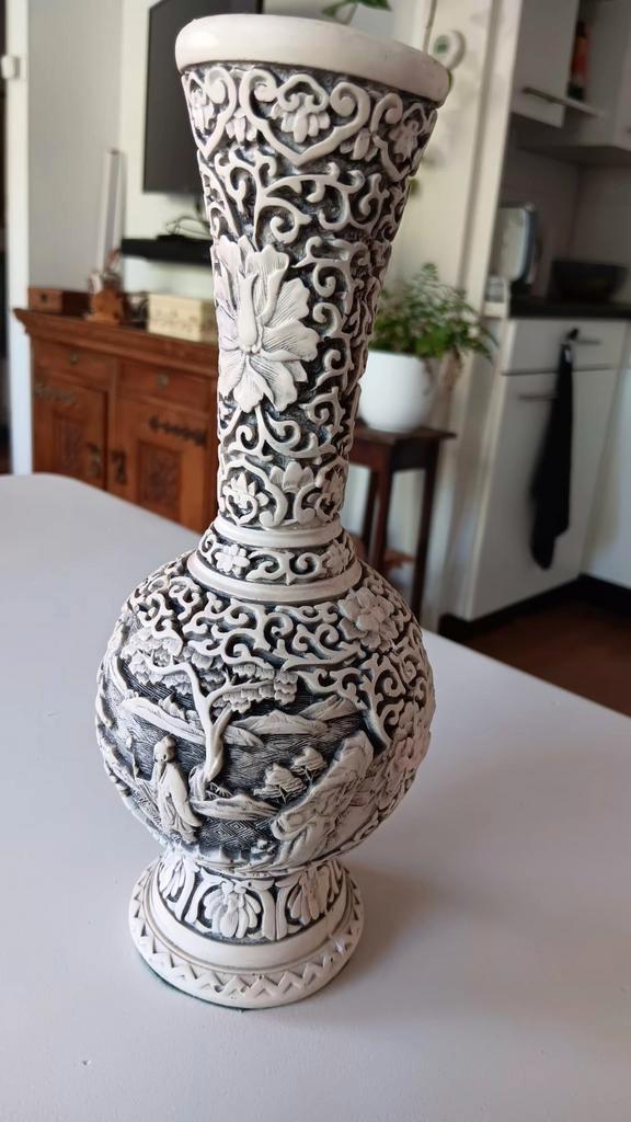 Chinese besneden vaas., Antiek en Kunst, Antiek | Vazen, Ophalen of Verzenden
