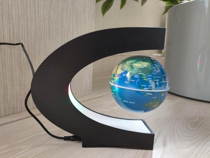 Zwevende Globe met LED Verlichting, Huis en Inrichting, Woonaccessoires | Wereldbollen, Zo goed als nieuw, Verlicht, Ophalen of Verzenden