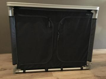 Kookeiland campingkastje beschikbaar voor biedingen