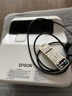 Epson eb-675wi met afstandsbediening *beeld knippert soms*, Audio, Tv en Foto, Beamers, Ophalen of Verzenden, Zo goed als nieuw