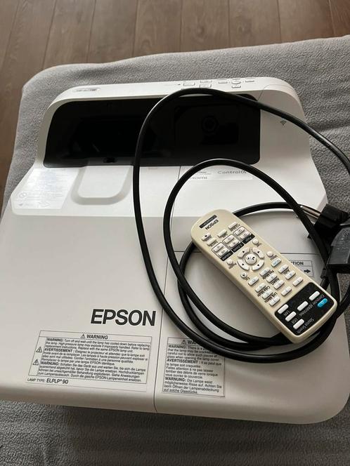 Epson eb-675wi met afstandsbediening *beeld knippert soms*, Audio, Tv en Foto, Beamers, Zo goed als nieuw, Ophalen of Verzenden