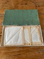 Antieke handgeborduurde kanten zakdoeken in originele doos, Ophalen of Verzenden