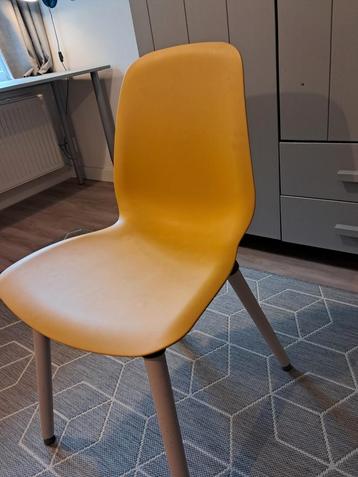 Gele stoel beschikbaar voor biedingen
