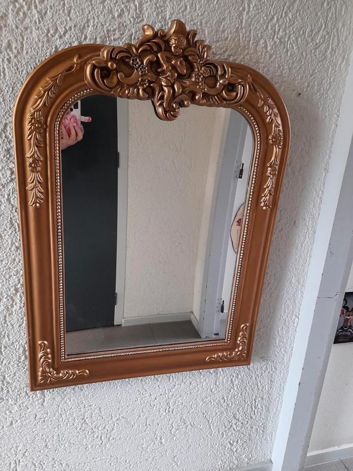 Mooie goud kleurige barok kuif spiegel, Huis en Inrichting, Woonaccessoires | Spiegels, Zo goed als nieuw, Minder dan 100 cm, Rechthoekig