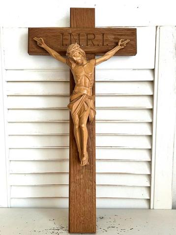 Houten kruis crucifix met houtnijwerk corpus Jezus beschikbaar voor biedingen