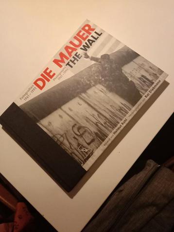 De muur fotoboek  beschikbaar voor biedingen