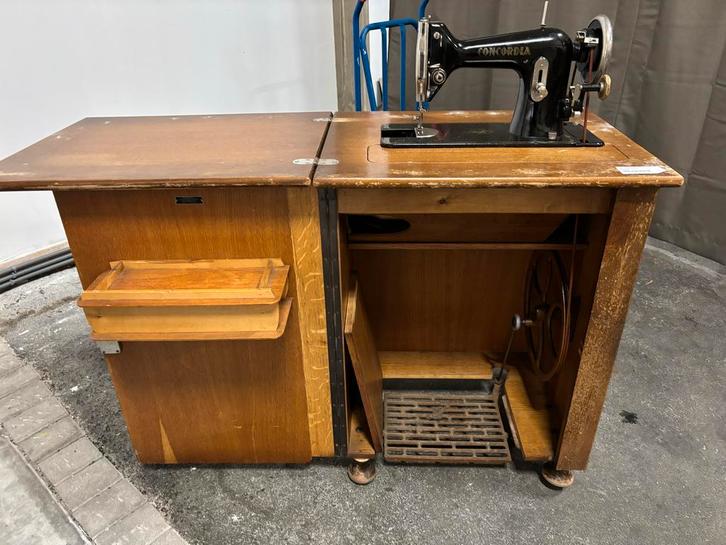 Antieke Naaimachine met Tafel, Antiek en Kunst, Antiek | Naaimachines, Ophalen