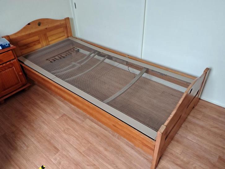 Grenen 1 persoonsbed Auping bodem en matras., Huis en Inrichting, Slaapkamer | Bedden, Gebruikt, Eenpersoons, 90 cm, Hout, Verstelbaar