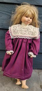 Porseleinen pop met paarse jurk en wit kant, Verzamelen, Poppen, Ophalen of Verzenden, Zo goed als nieuw, Pop
