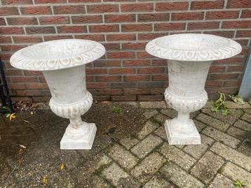 Twee sierlijke bloempotten / plantenbakken beschikbaar voor biedingen