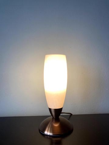 Vintage messing en melkglas tulp tafellampje beschikbaar voor biedingen