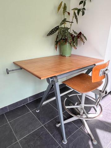 Ahrend Cirkel friso Tekentafel en stoel- Vintage industrieel beschikbaar voor biedingen