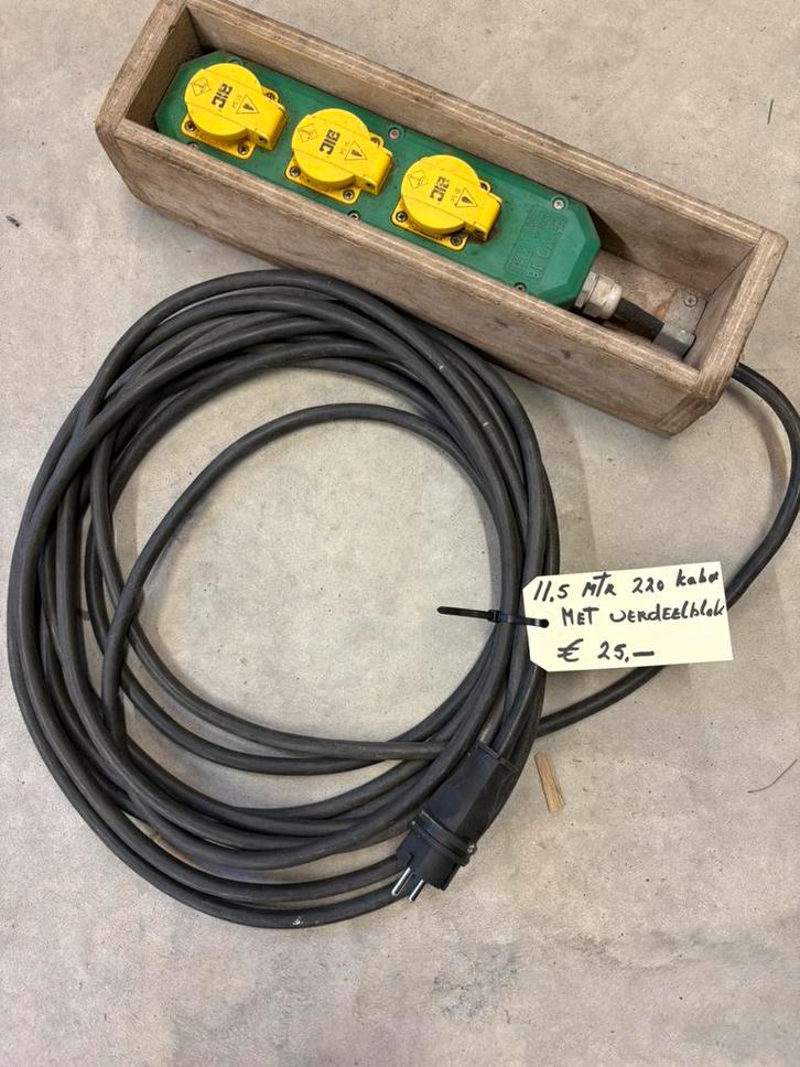 Diversen lengtes 220 volt verlengkabels en verdeelblokken, Doe-het-zelf en Verbouw, Elektra en Kabels, Gebruikt, Kabel of Snoer