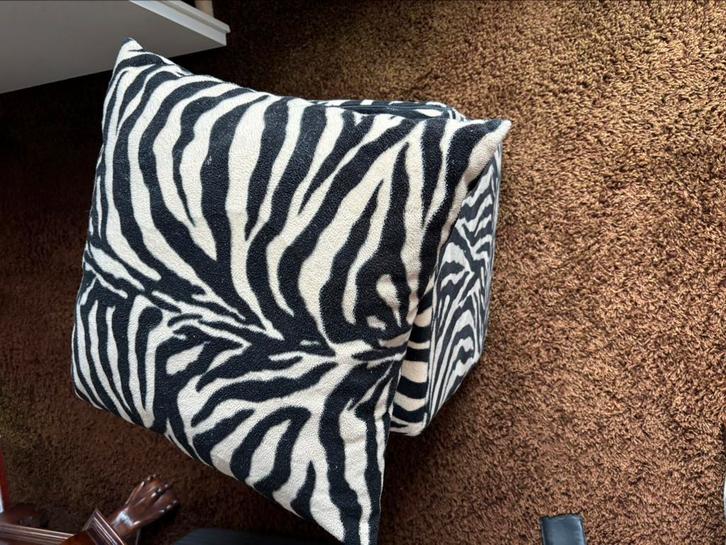 Set met tijgerprint 2 zitkussens,3xpoef  en 2 kussen, Huis en Inrichting, Woonaccessoires | Kussens, Gebruikt, Vierkant, Ophalen of Verzenden
